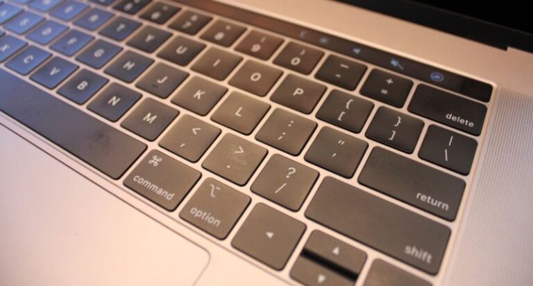 Judge grants class-action status to MacBook butterfly-keyboard suit